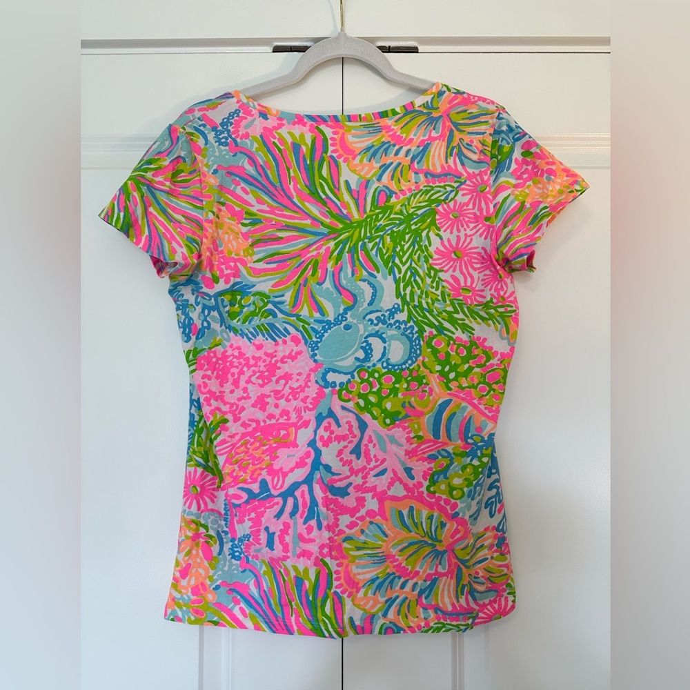Lilly Pulitzer V-Neck Tee Size Large - Picture 3 of 3